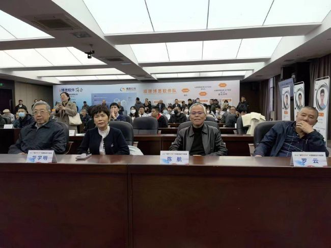媒体指出，马尤卢与巴黎的合同将在2024年6月到期，他被认为是埃梅里之后巴黎青训学院最有前途的年轻球员之一。
